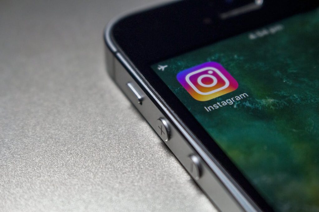 Auf dem Bild ist Instagram auf einem Smartphone zu sehen, das eine Vielzahl von sozialen Medien und Fotografie ermöglicht
